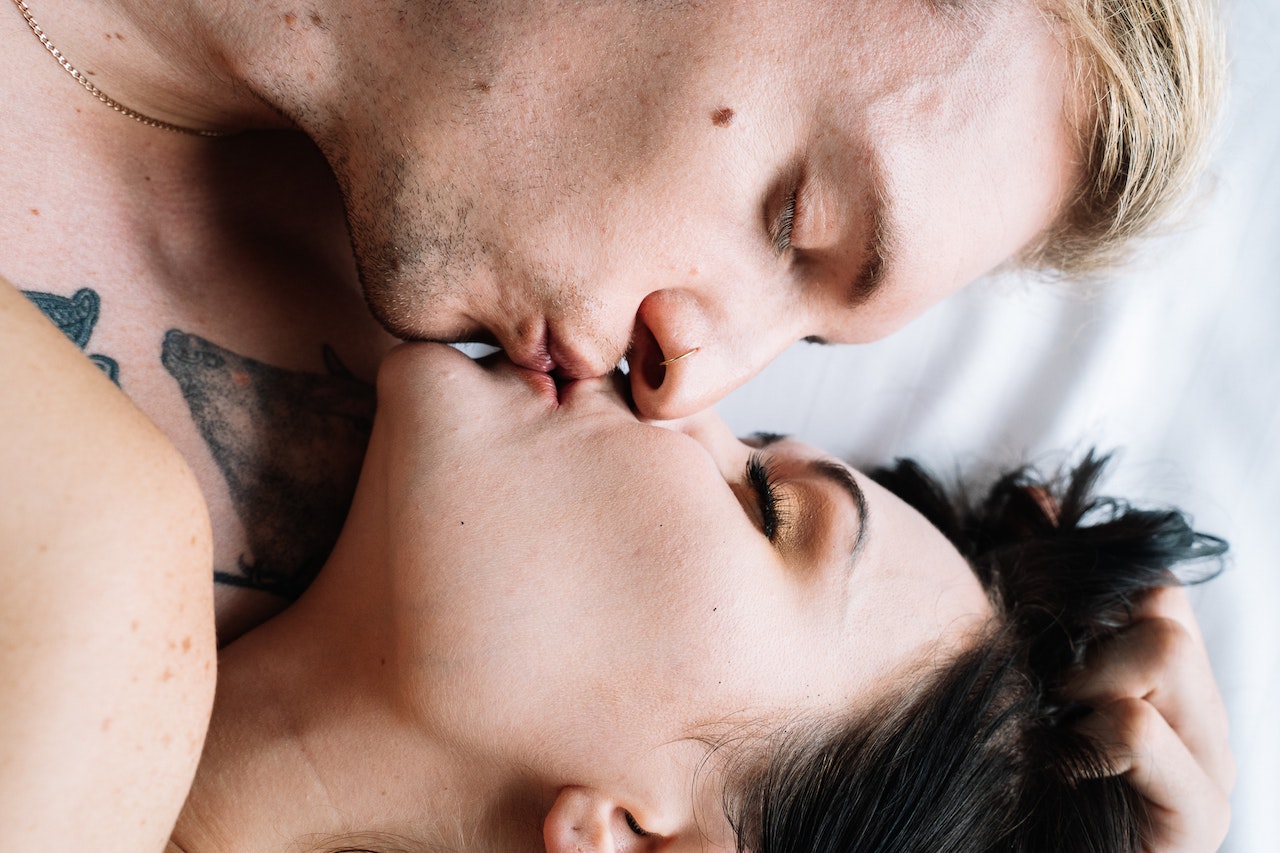 kissing